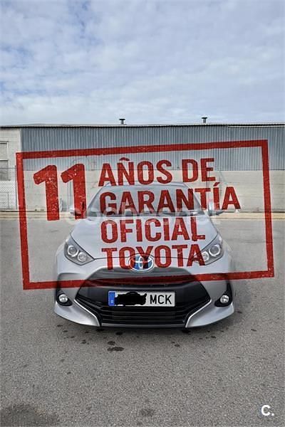 Usado Toyota Yaris Hybrid Active 116 CV (85 kW) 2022 Gris / plata Berlina