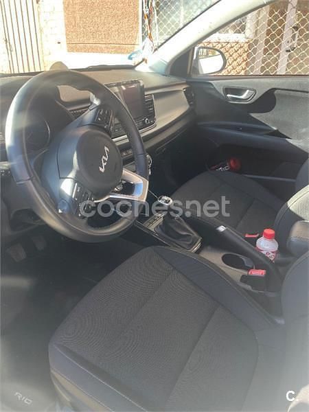 Usado Kia Rio 100 CV (73 kW) 2023 Blanco Berlina