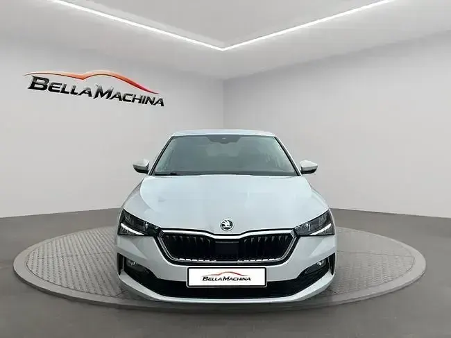 Usado Skoda Scala Ambition 110 CV (80 kW) 2021 Blanco Utilitario