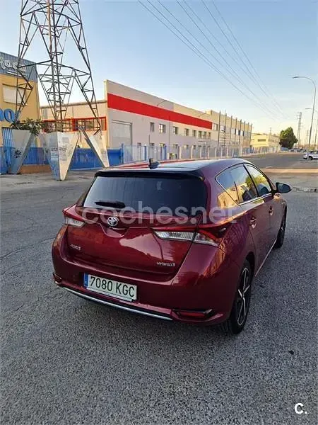 Usado Toyota Auris Hybrid Edition 136 CV (100 kW) 2017 Granate Berlina