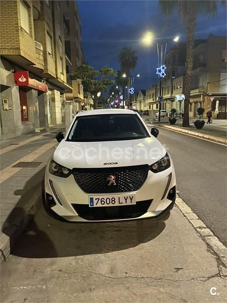 Usado Peugeot 2008 Active 130 CV (95 kW) 2022 Blanco SUV
