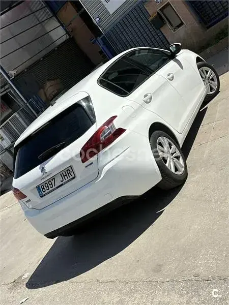 Usado Peugeot 308 Active 120 CV (88 kW) 2015 Gris / plata Berlina