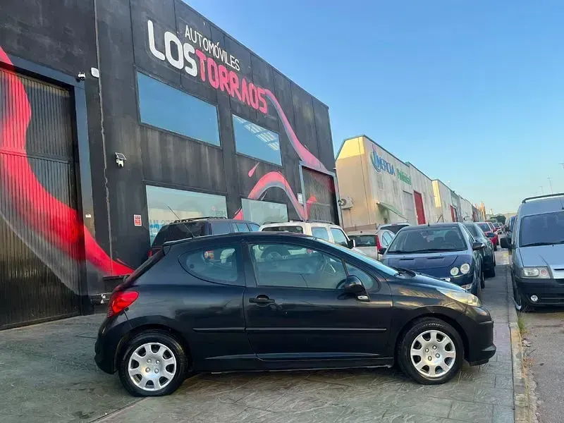 Usado Peugeot 207 70 CV (51 kW) 2006 Negro Berlina