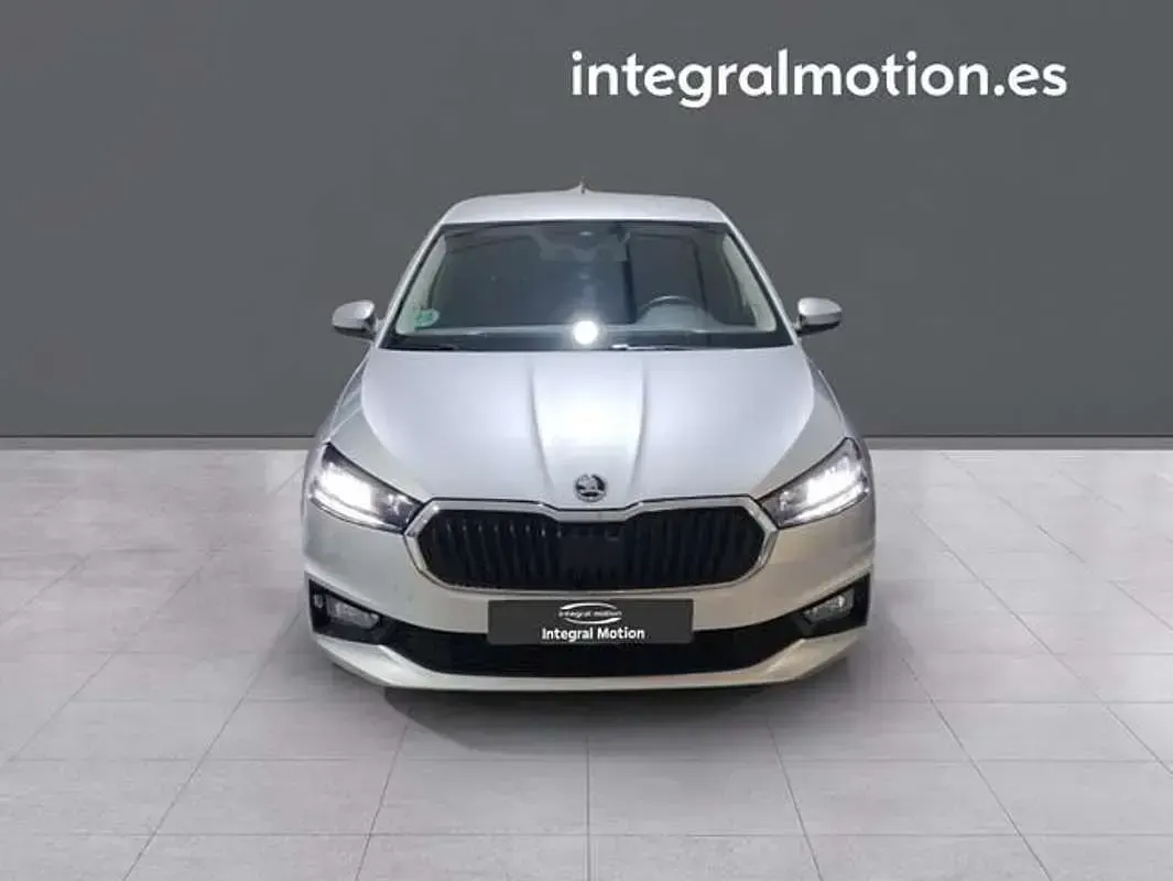 Usado Skoda Fabia Selection 95 CV (69 kW) 2025 Gris Utilitario