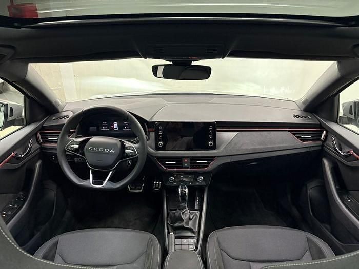 Usado Skoda Scala 150 CV (110 kW) 2025 Gris Utilitario