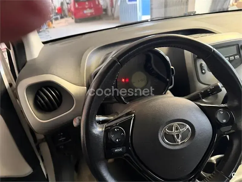 Usado Toyota Aygo City 68 CV (50 kW) 2016 Blanco Utilitario