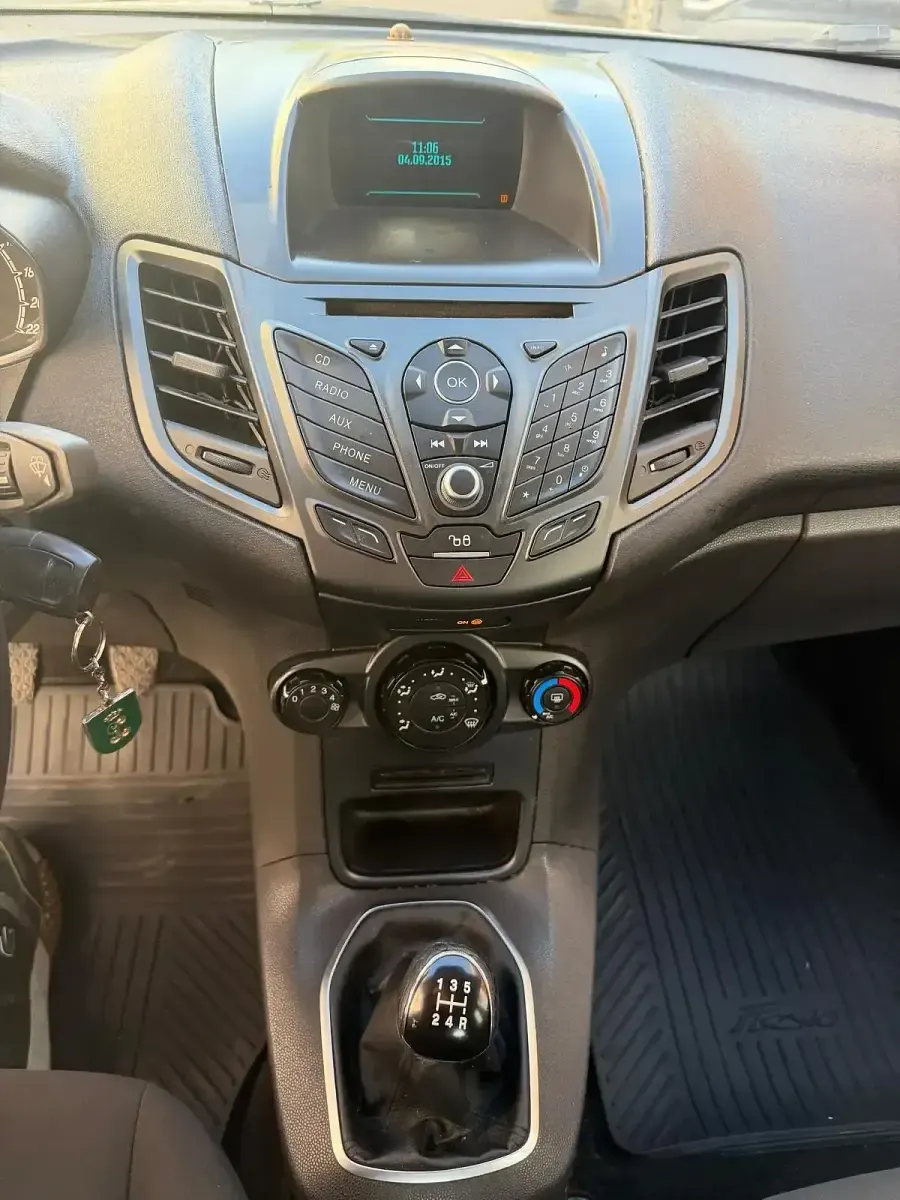Usado Ford Fiesta Trend 82 CV (60 kW) 2015 Blanco Utilitario
