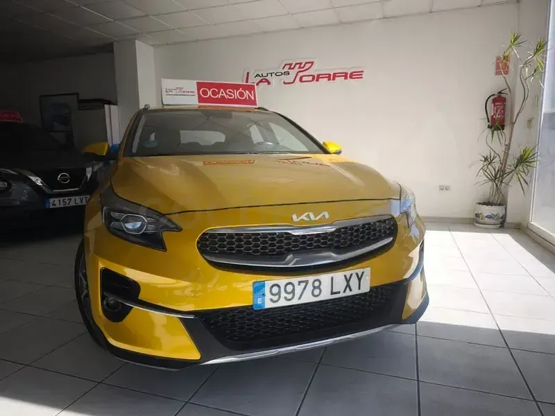 Usado Kia XCeed 120 CV (88 kW) 2022 Amarillo SUV