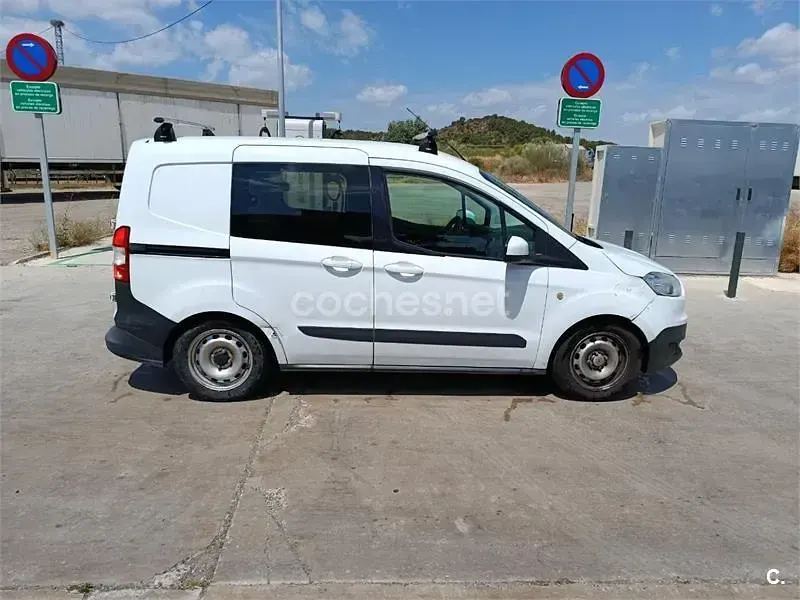 Usado Ford Tourneo Courier Ambiente 95 CV (69 kW) 2016 Blanco Monovolumen