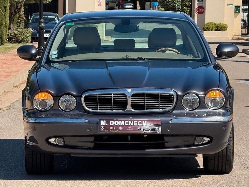 Usado Jaguar XJ8 Executive 298 CV (219 kW) 2004 Gris / plata Berlina