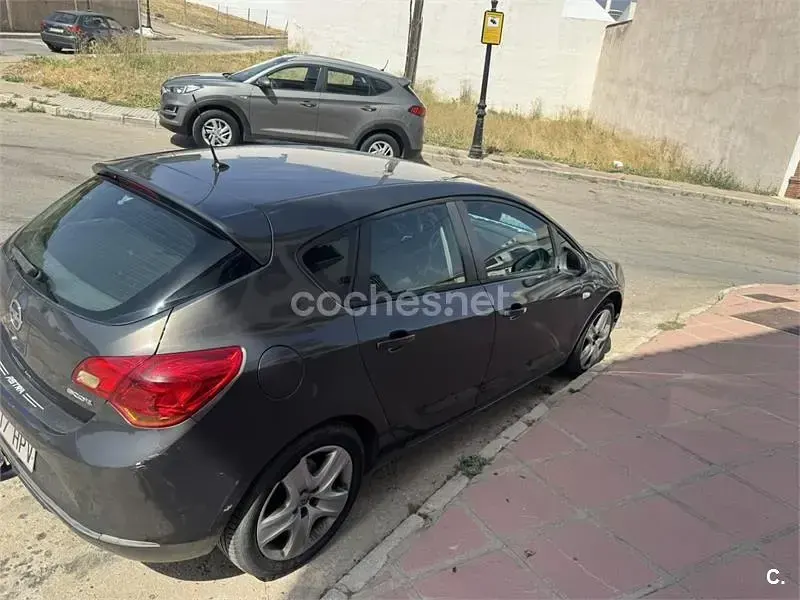 Usado Opel Astra Business 95 CV (69 kW) 2013 Marrón Berlina