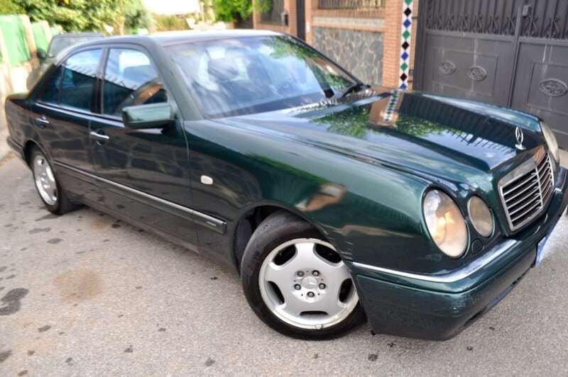 Usado Mercedes E300 Avantgarde 177 CV (130 kW) 1998 Verde Berlina