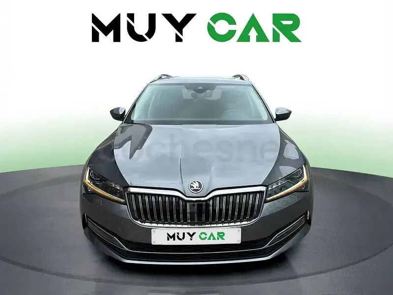 Usado Skoda Superb Style 150 CV (110 kW) 2022 Gris / plata Familiar