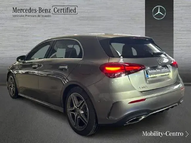 Usado Mercedes A180 116 CV (85 kW) 2024 Gris montaña Utilitario