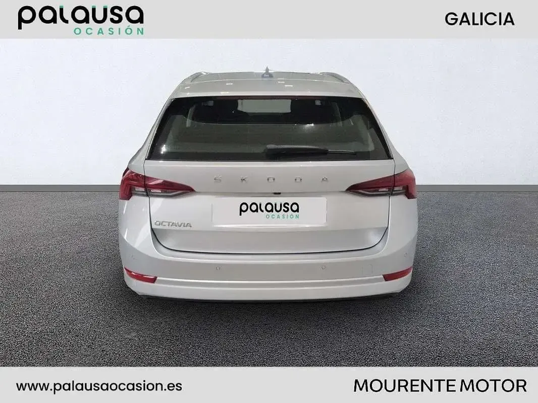 Usado Skoda Octavia Ambition 116 CV (85 kW) 2022 Plateado Familiar