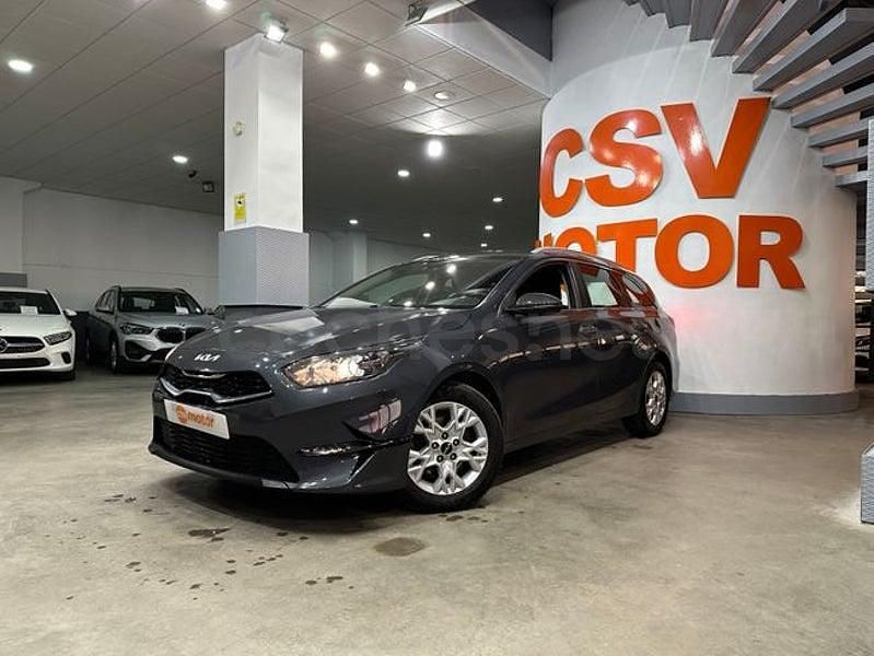 Usado Kia Ceed GT 136 CV (100 kW) 2023 Gris / plata Berlina
