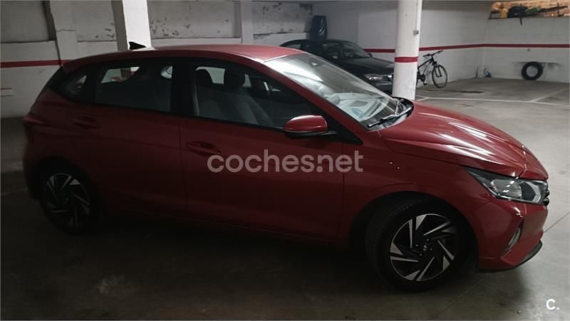 Usado Hyundai i20 100 CV (73 kW) 2022 Rojo Utilitario