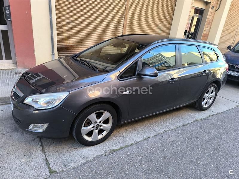 Usado Opel Astra Enjoy 110 CV (80 kW) 2011 Gris / plata Familiar