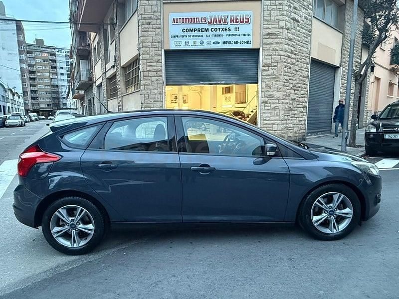 Usado Ford Focus Trend 95 CV (69 kW) 2014 Gris / plata Familiar