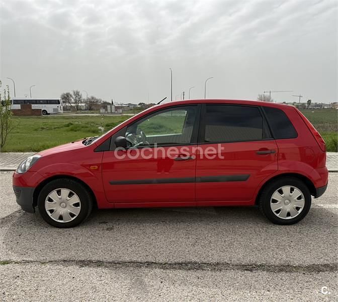 Usado Ford Fiesta Futura 68 CV (50 kW) 2008 Rojo Utilitario
