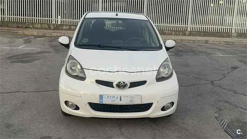 Usado Toyota Aygo Live 68 CV (50 kW) 2012 Blanco Utilitario