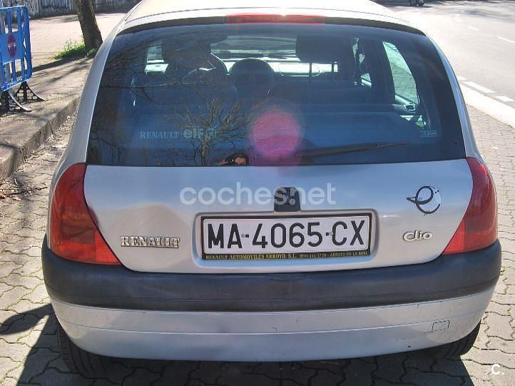 Usado Renault Clio II 60 CV (44 kW) 1999 Gris / plata Berlina