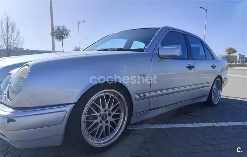 Usado Mercedes E320 Avantgarde 220 CV (161 kW) 1998 Gris / plata Berlina