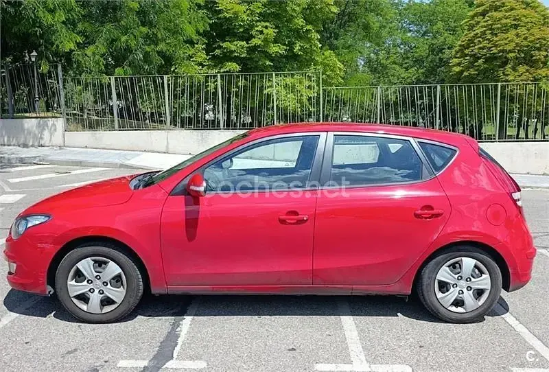 Usado Hyundai i30 Comfort 109 CV (80 kW) 2010 Rojo Berlina