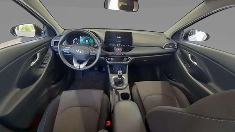 Usado Hyundai i30 120 CV (88 kW) 2022 Blanco Berlina