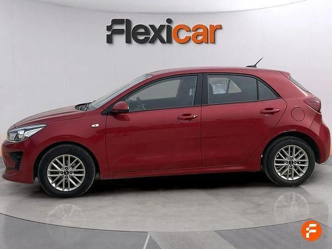 Usado Kia Rio 84 CV (61 kW) 2022 Rojo Berlina