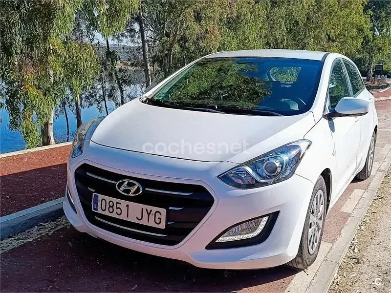 Usado Hyundai i30 100 CV (73 kW) 2017 Blanco Berlina