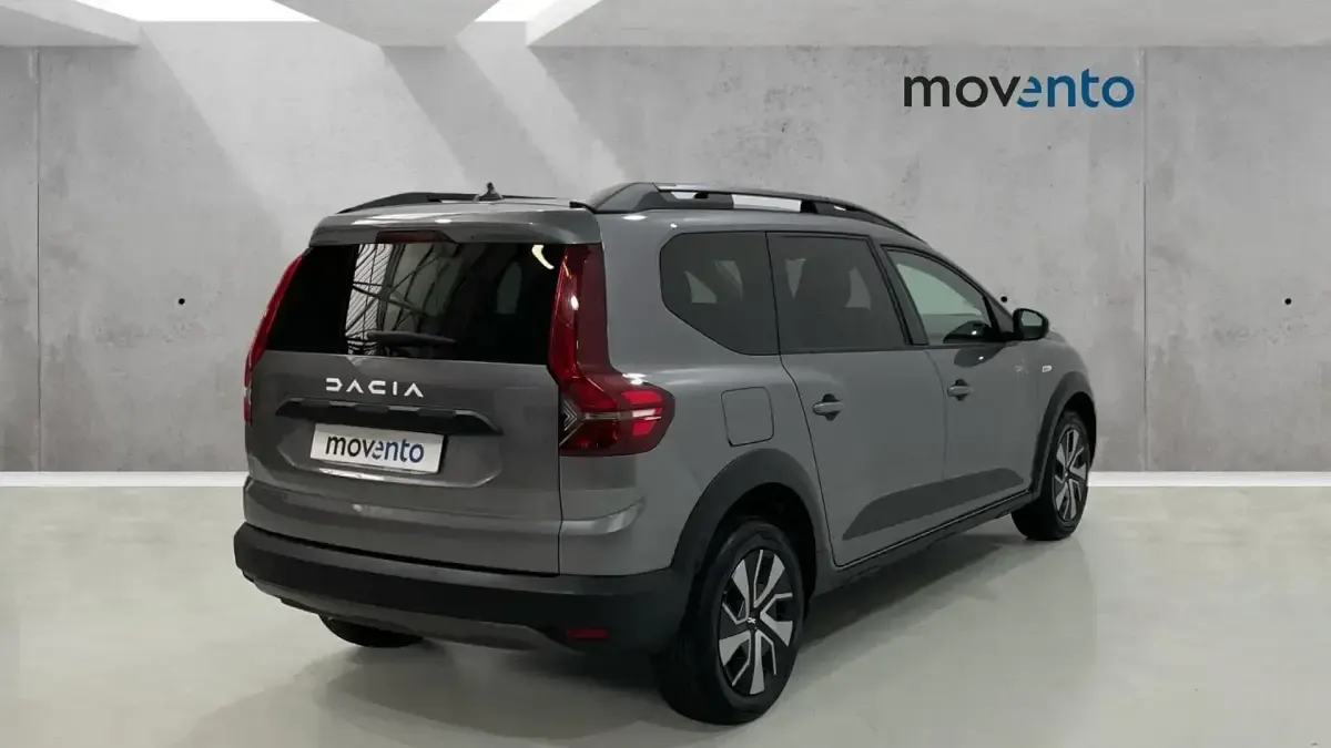 Usado Dacia Jogger Expression 110 CV (80 kW) 2025 Gris Monovolumen