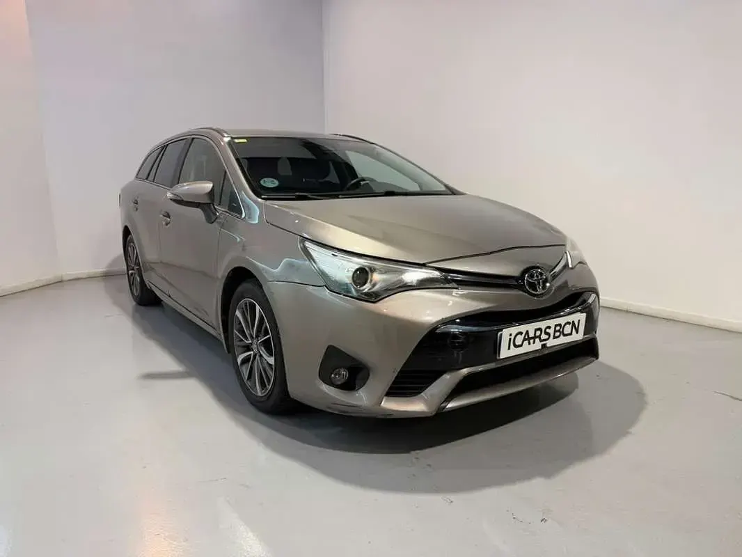 Usado Toyota Avensis Advance 143 CV (105 kW) 2015 Gris Familiar
