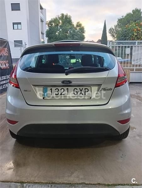 Gris / plata Usado 2010 Ford Fiesta Trend Berlina | 4500 € (Precio justo) - Imagen 1/4