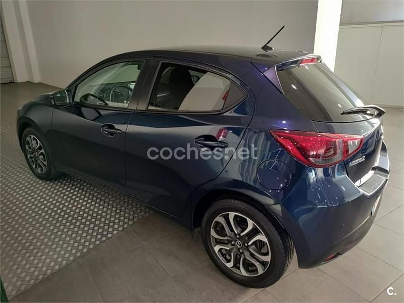 Usado Mazda 2 Luxury 105 HP (77 kW) 2017 Azul Sedan