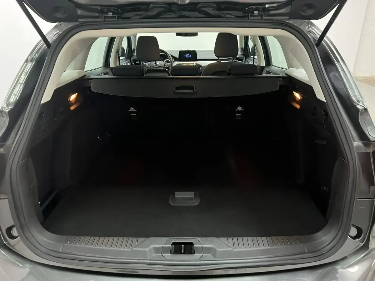 Usado Ford Focus Trend+ 120 CV (88 kW) 2019 Gris Familiar