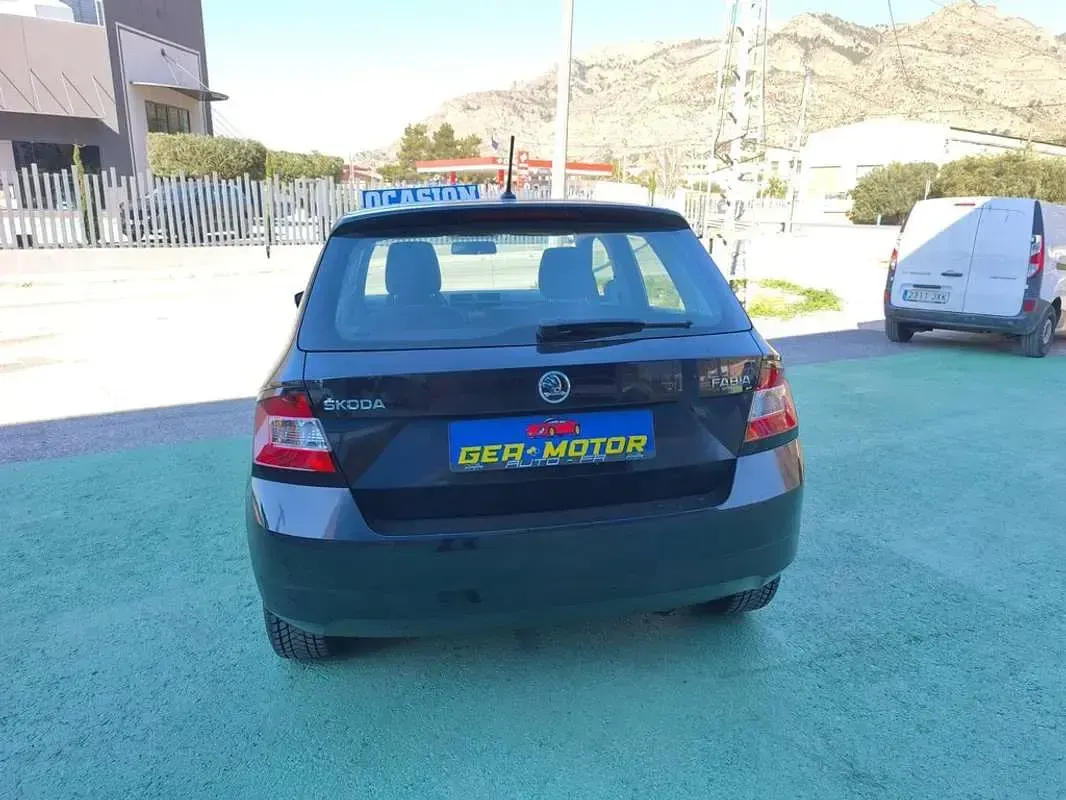 Usado Skoda Fabia Active 75 CV (55 kW) 2015 Negro Utilitario