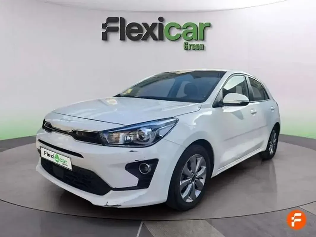 Usado Kia Rio 101 CV (74 kW) 2023 Blanco Berlina