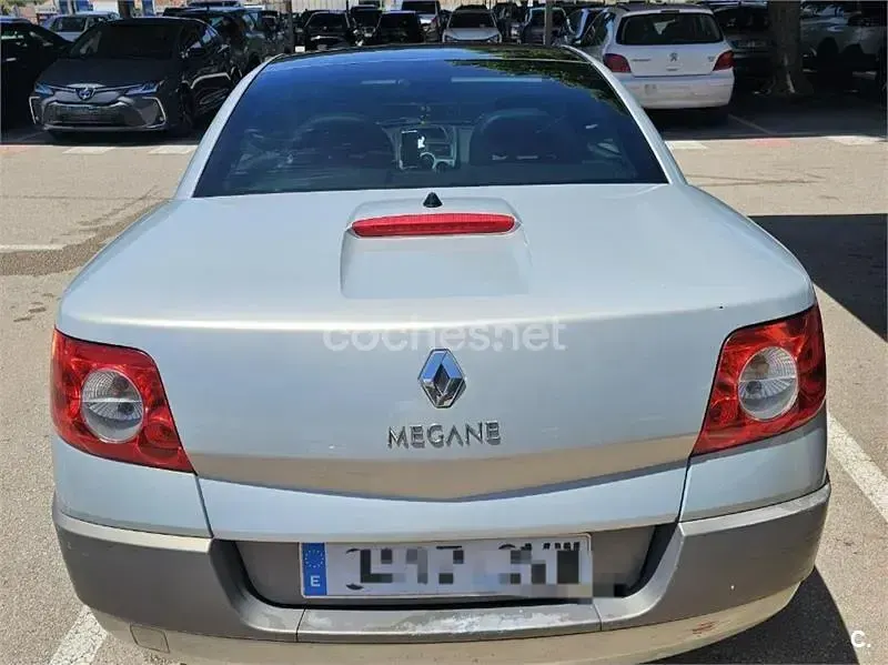 Usado Renault Mégane Cabriolet Dynamique 115 CV (84 kW) 2004 Gris / plata Descapotable