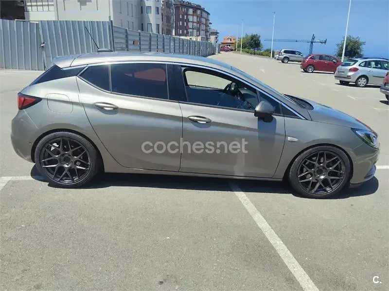 Usado Opel Astra Dynamic 110 CV (80 kW) 2016 Gris / plata Berlina