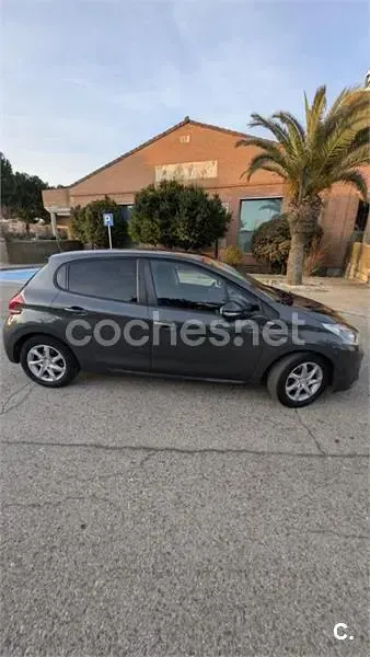 Usado Peugeot 208 GT-line 100 CV (73 kW) 2016 Gris / plata Utilitario