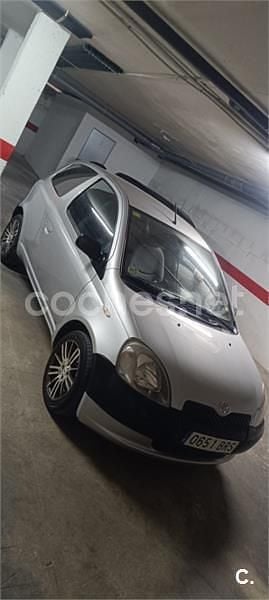 Usado Toyota Yaris Luna 68 CV (50 kW) 2001 Gris / plata Berlina