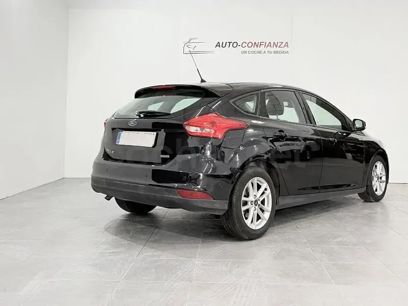 Usado Ford Focus Trend 125 CV (91 kW) 2015 Negro Berlina