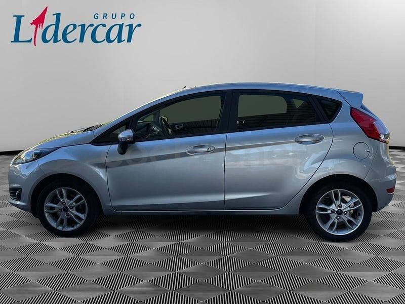 Usado Ford Fiesta Titanium 100 CV (73 kW) 2015 Gris / plata Berlina