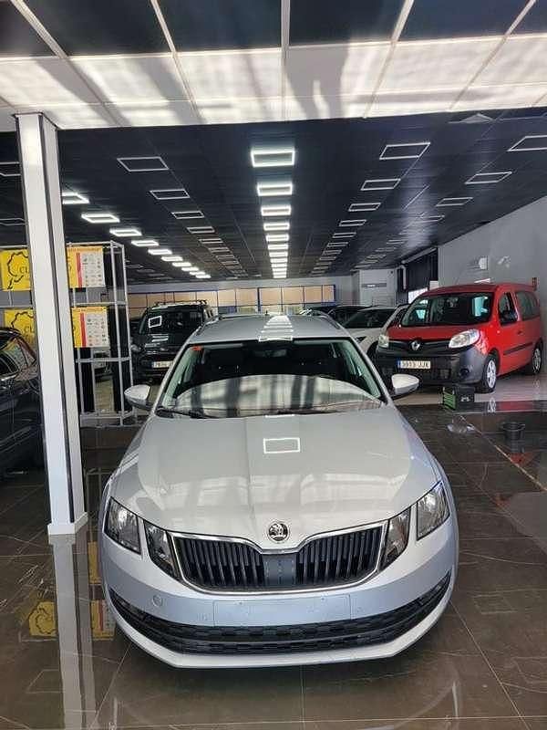 Usado Skoda Octavia Style 116 CV (85 kW) 2019 Gris Familiar