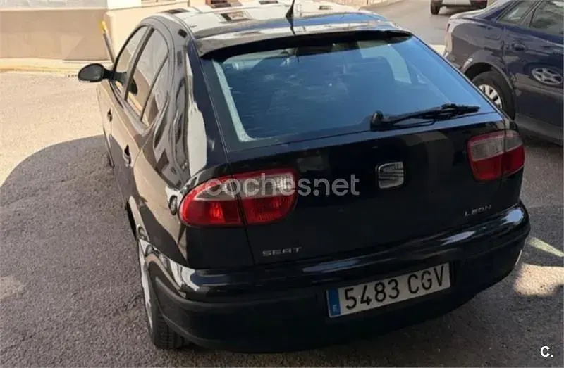 Usado Seat Leon Stella 105 CV (77 kW) 2003 Negro Utilitario