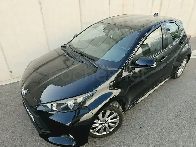 Usado Toyota Yaris Hybrid Active 116 CV (85 kW) 2022 Negro Berlina