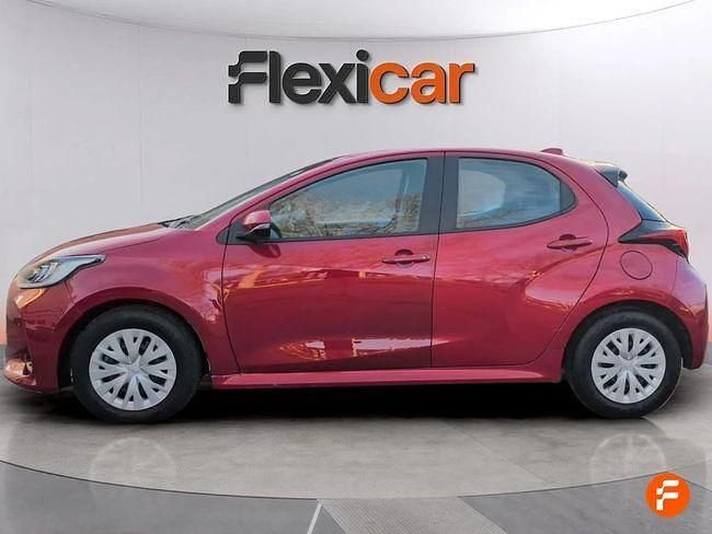 Usado Toyota Yaris Hybrid Active 116 CV (85 kW) 2023 Rojo