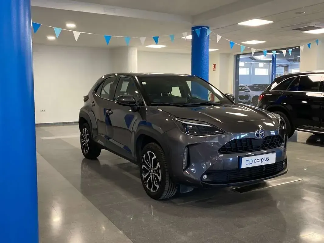 Usado Toyota Yaris Cross Business Edition 116 CV (85 kW) 2022 Gris SUV
