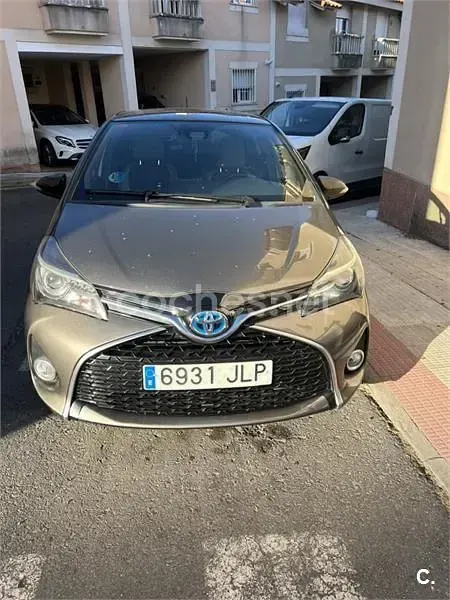Usado Toyota Yaris Hybrid 100 CV (73 kW) 2016 Beige Berlina